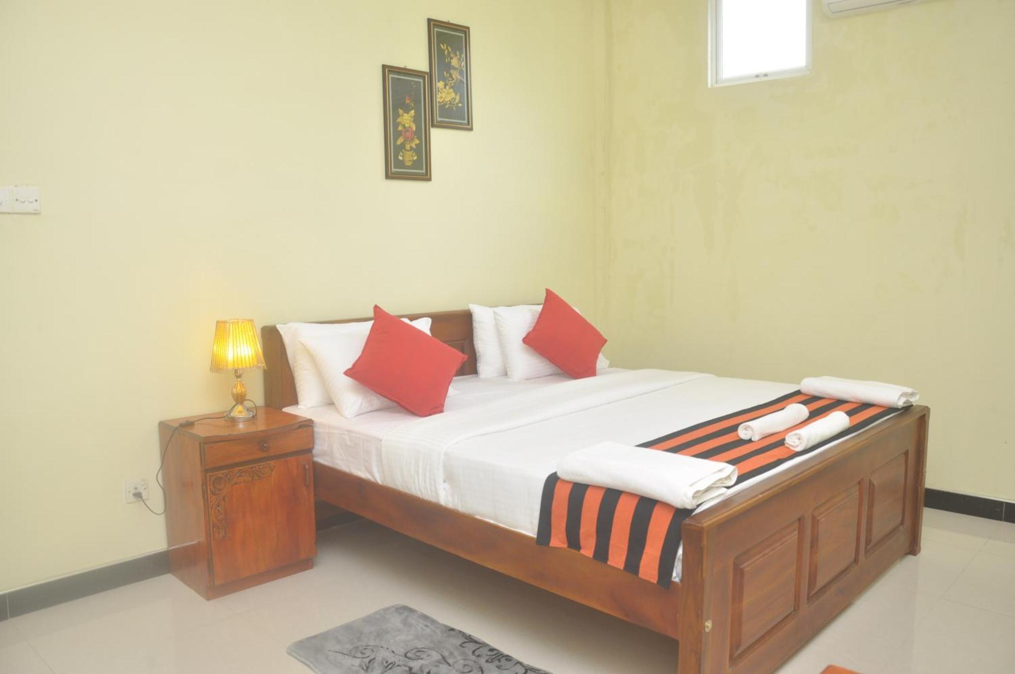 The Max Villa Negombo Bagian luar foto