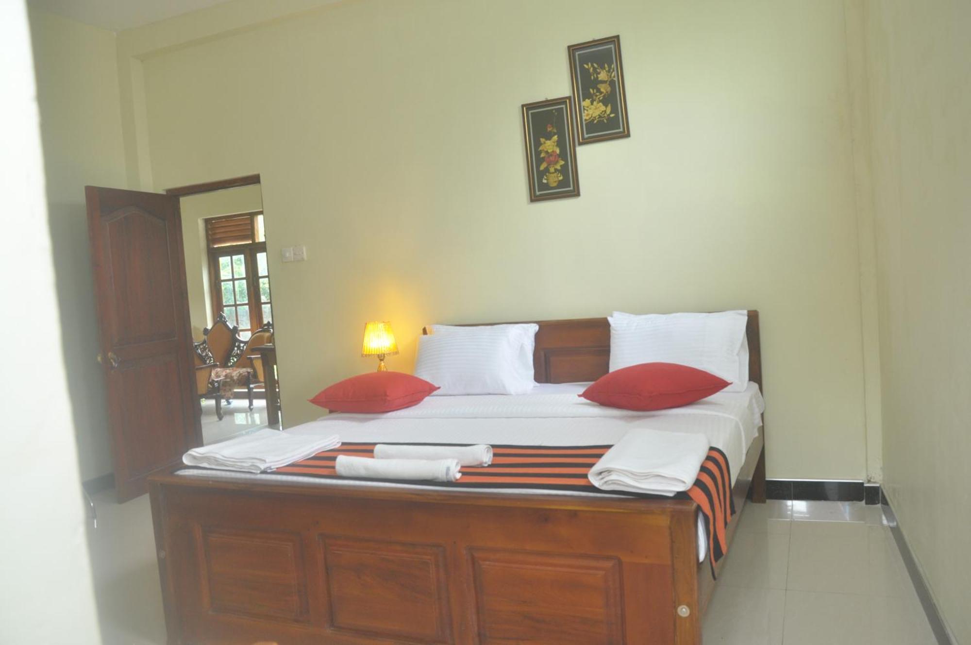 The Max Villa Negombo Bagian luar foto