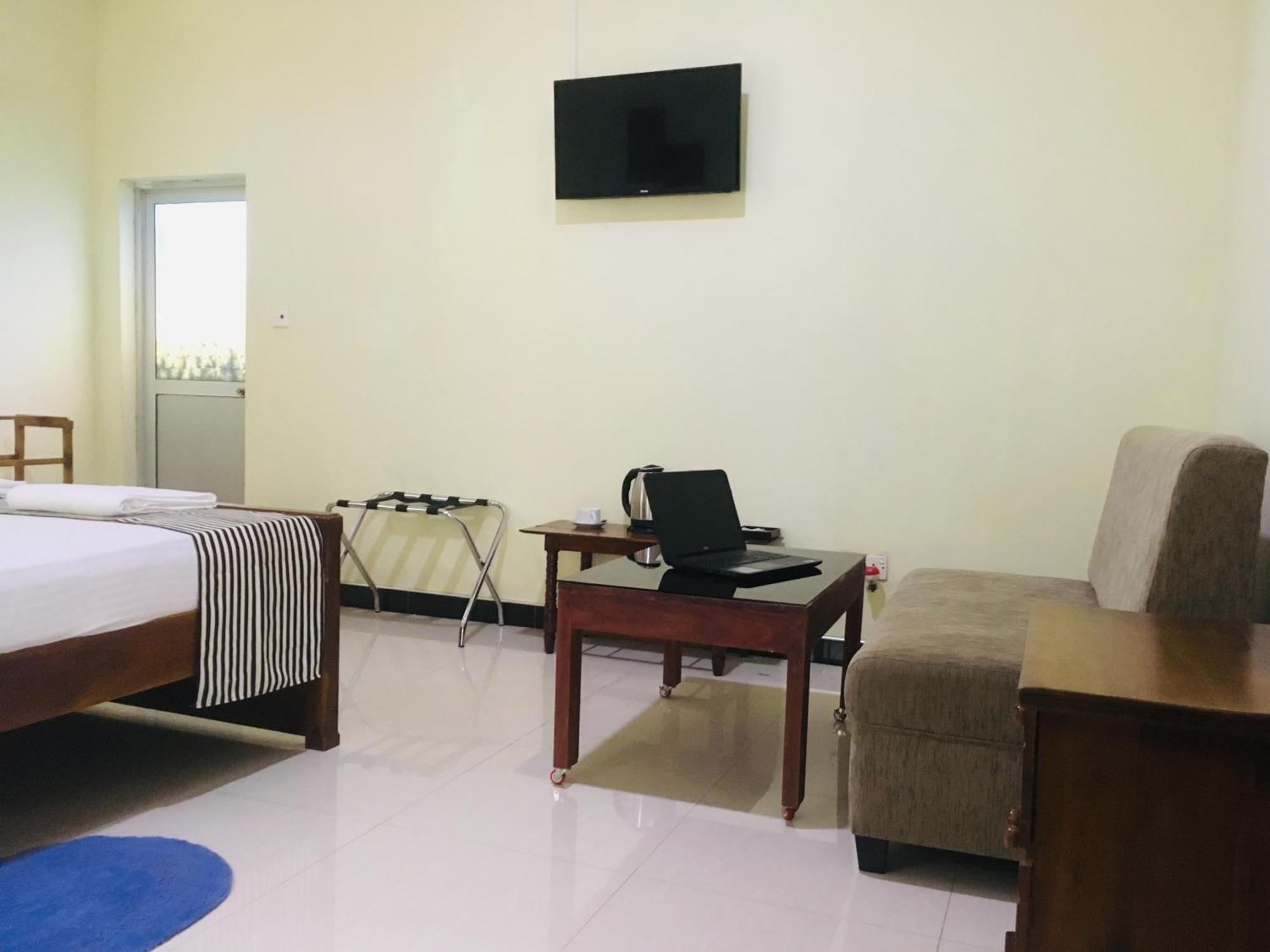 The Max Villa Negombo Bagian luar foto