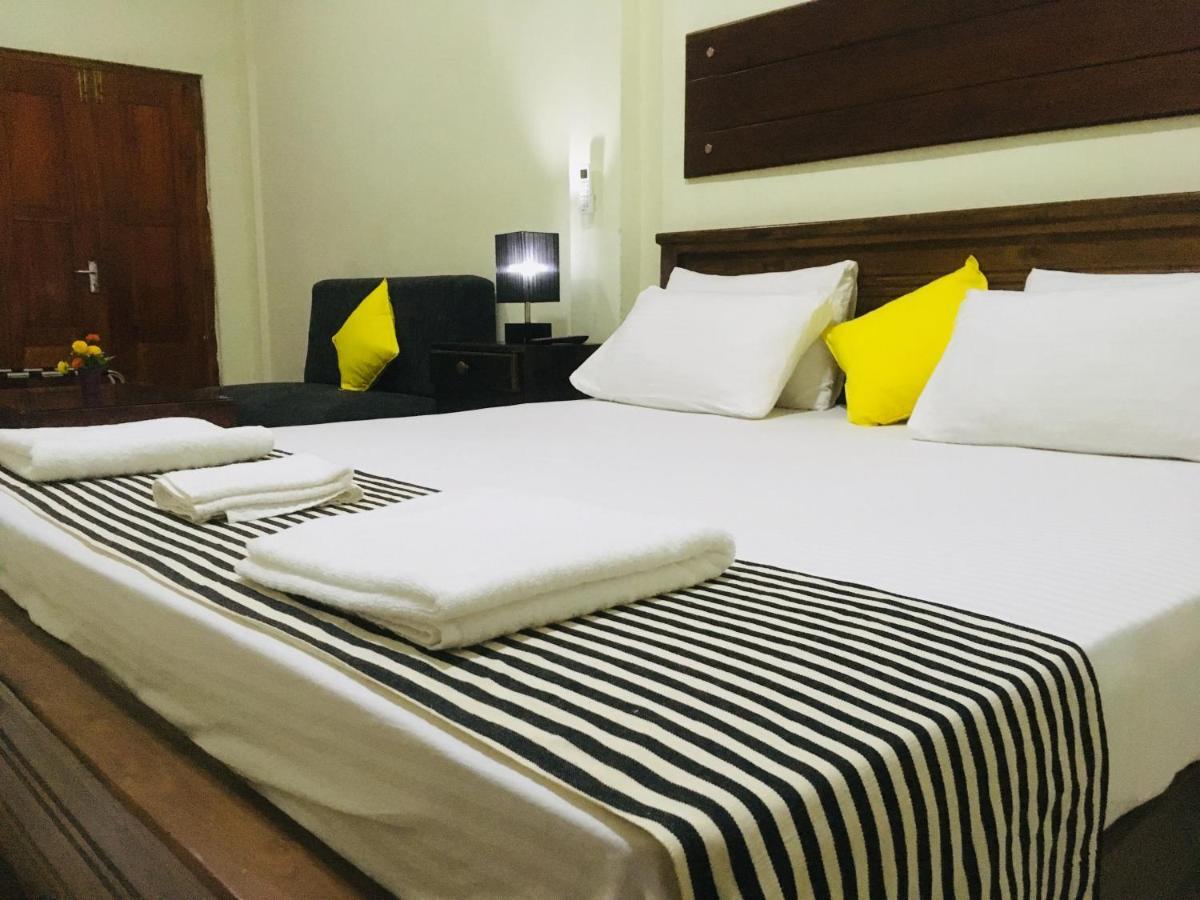 The Max Villa Negombo Bagian luar foto
